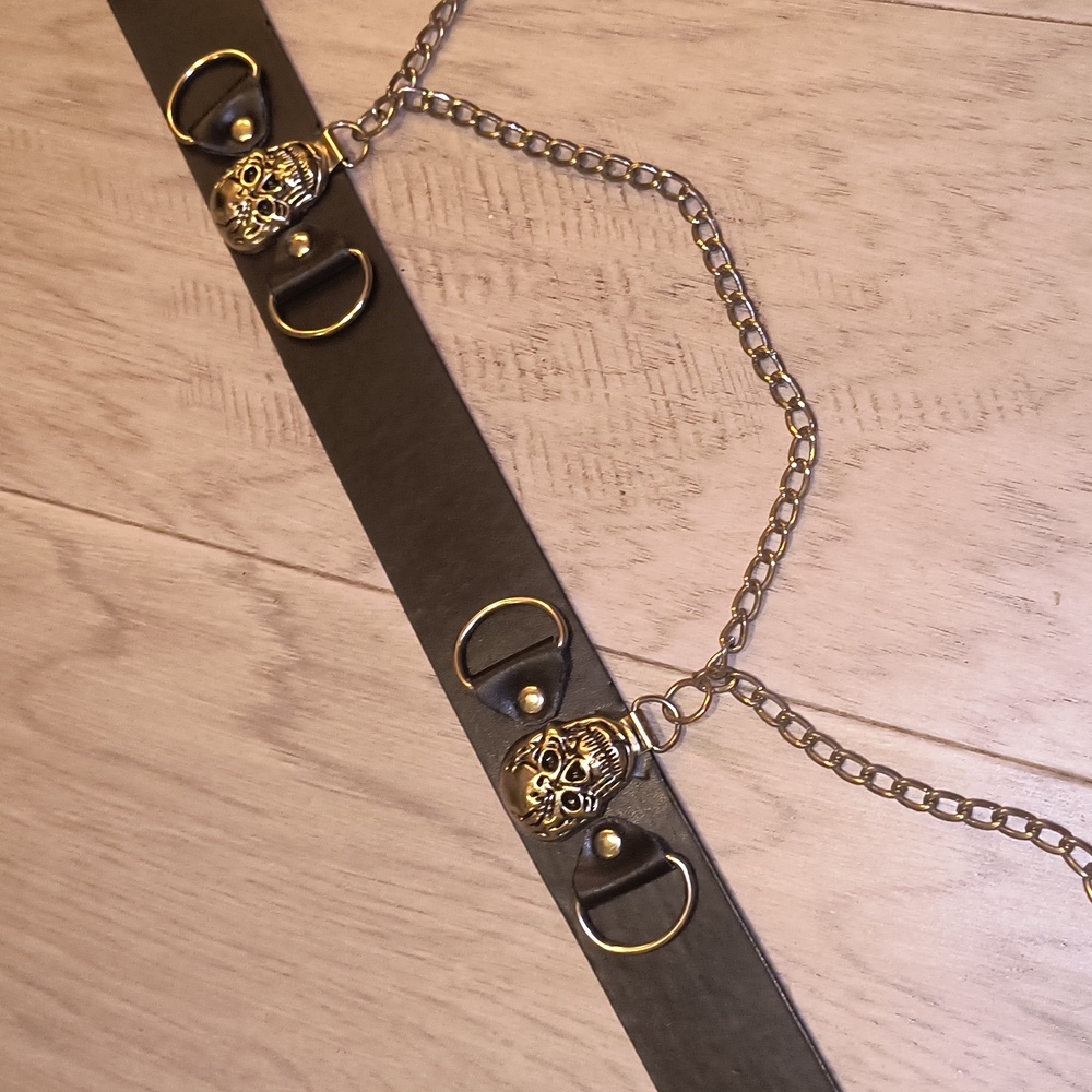 Skull belt with chains